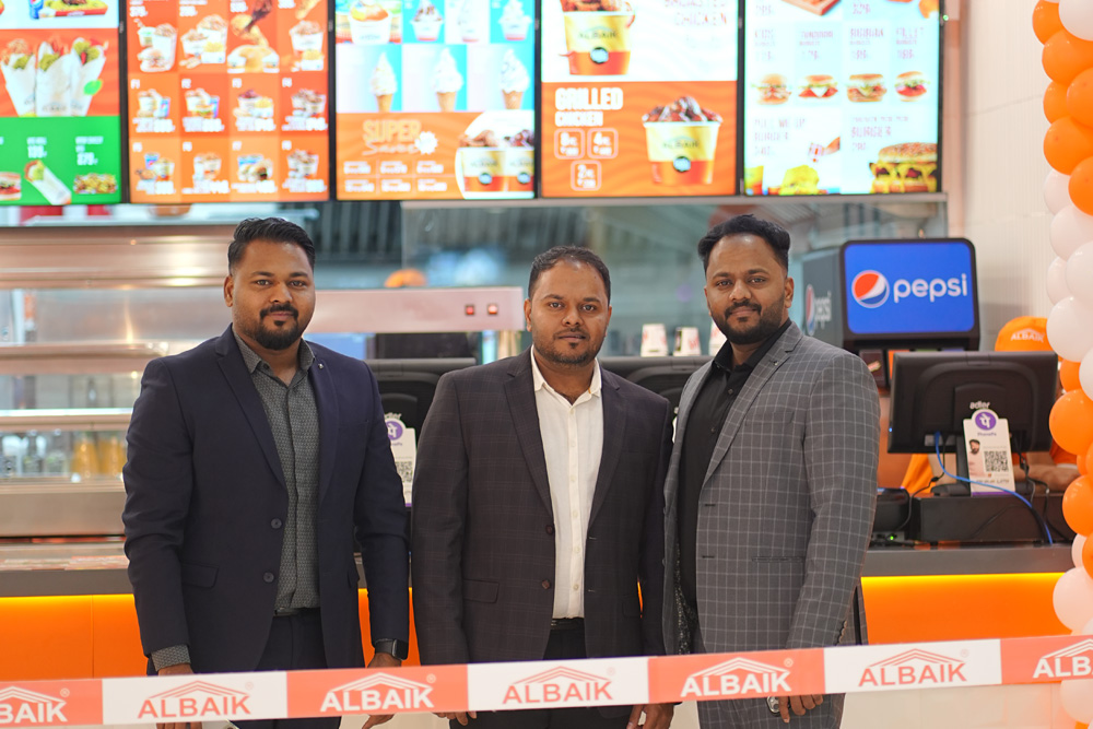 ALBAIK Managing Director, Abdul Azeez, Directors, Abdul Kareem and Abdul Wahid visit our new outlet in Lulu Mall, Kottayam